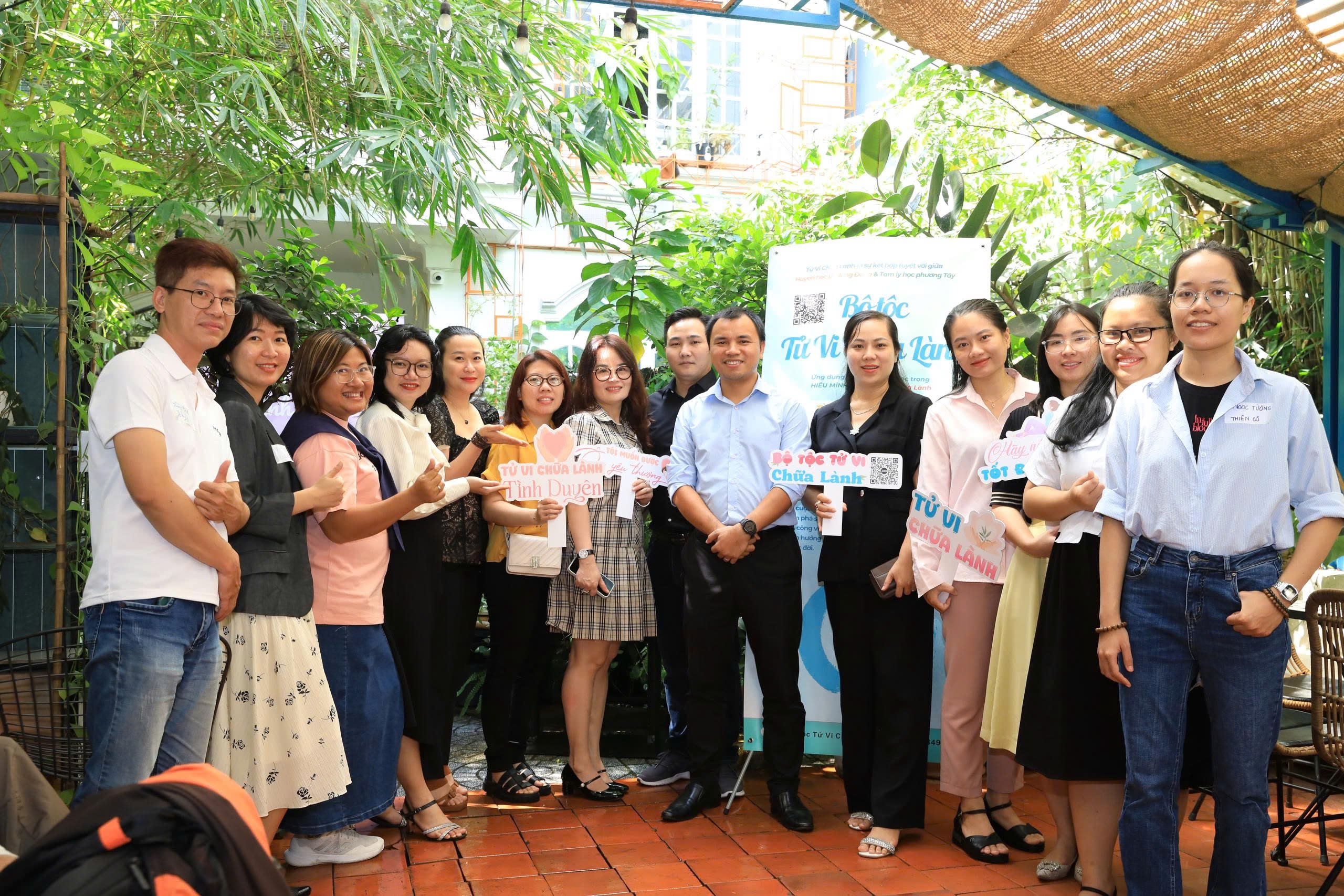 Học viên Tử Vi Chữa Lành chụp ảnh nhóm ngoài trời