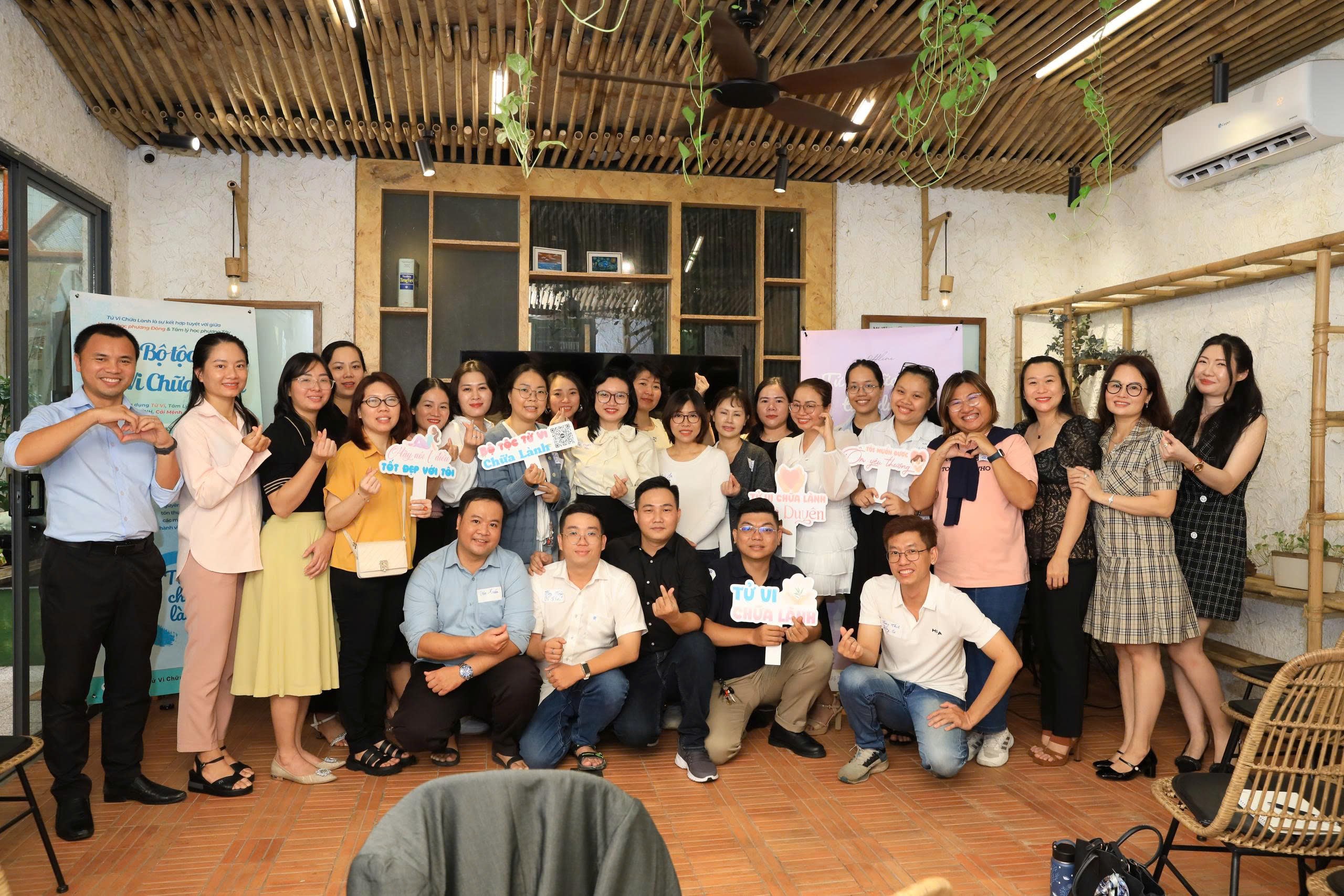 Học viên Tử Vi Chữa Lành trong buổi offline