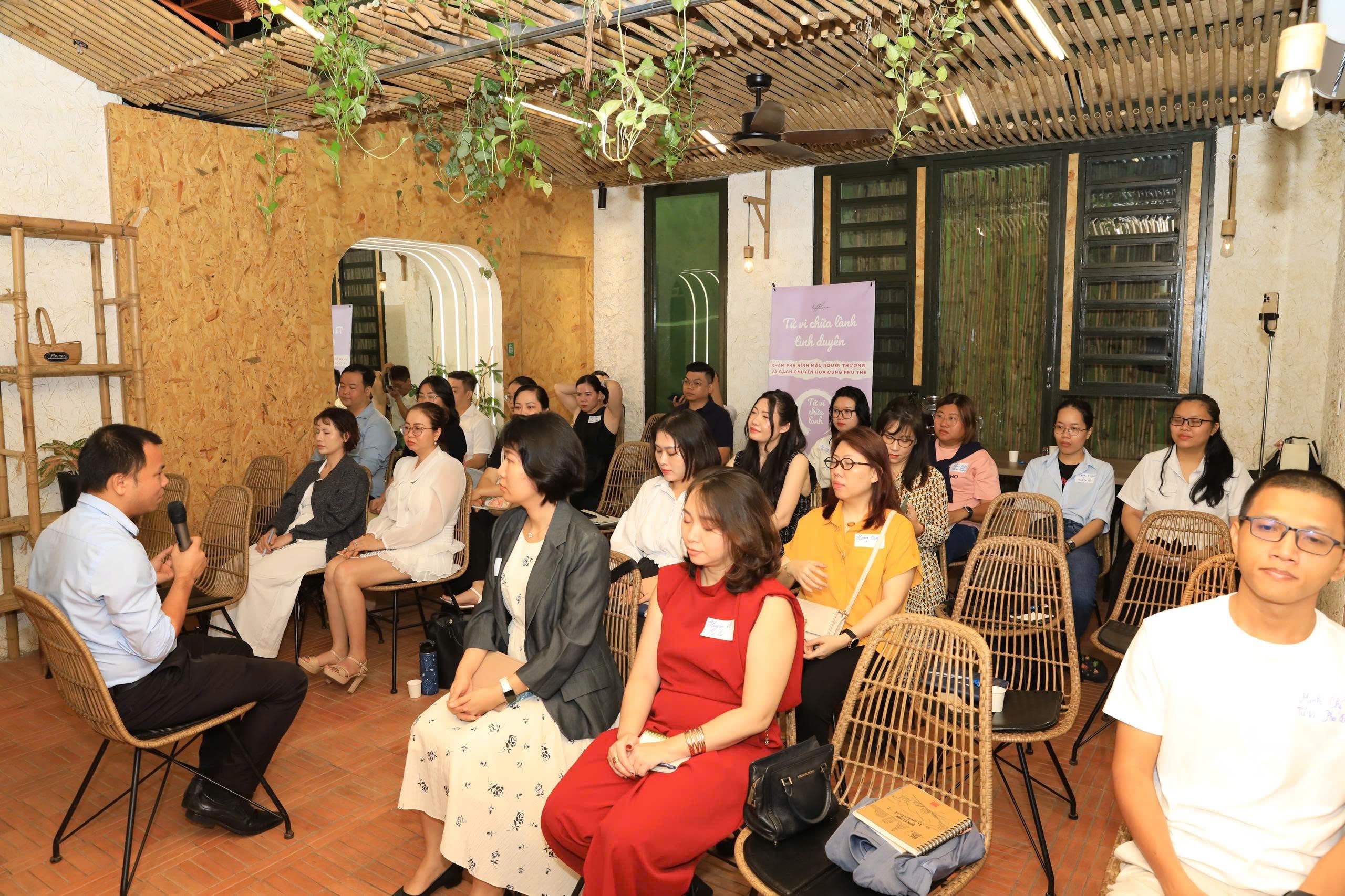 Học viên tham dự buổi chia sẻ Tử Vi Chữa Lành