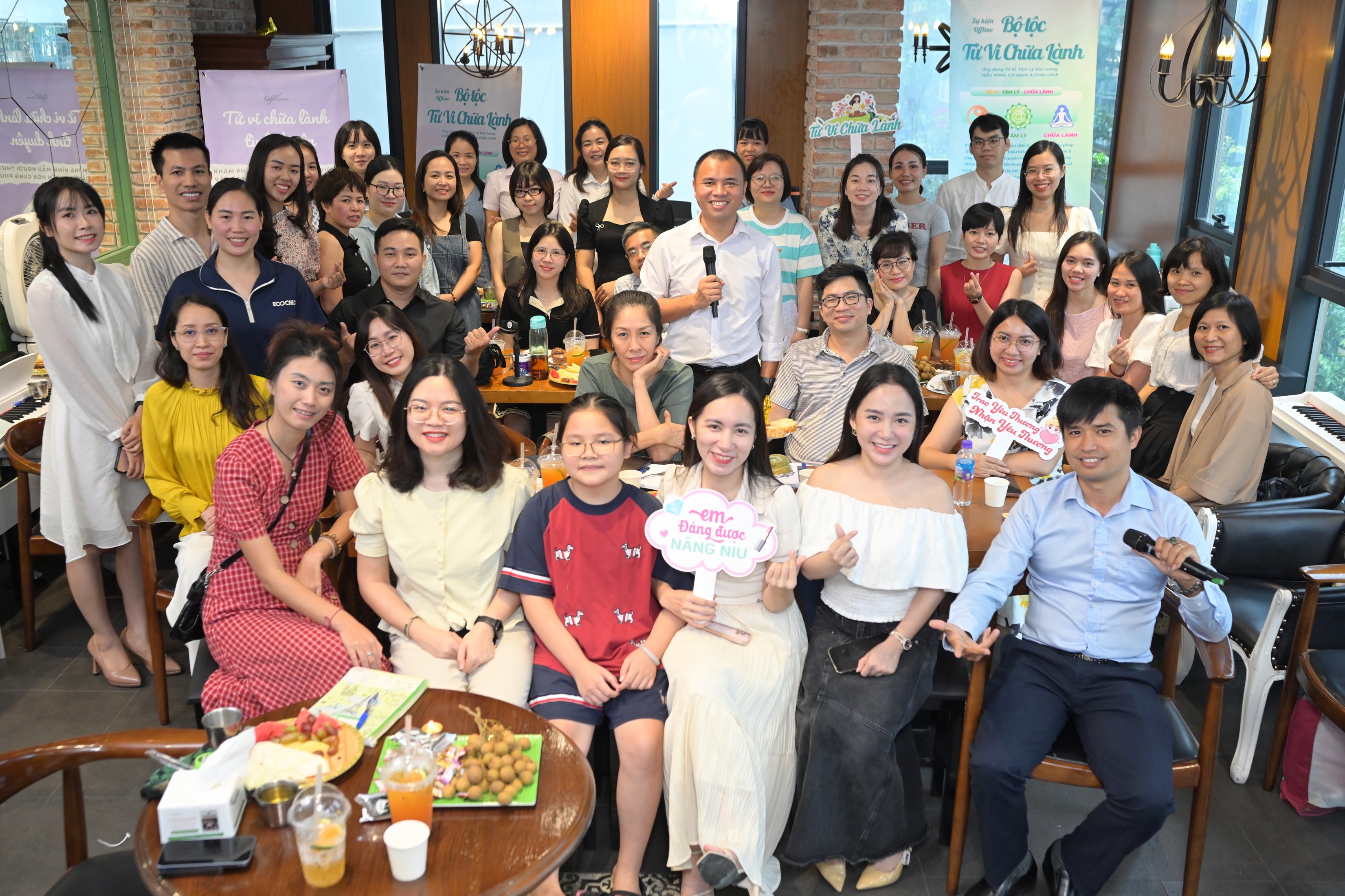 Hình ảnh gặp gỡ học viên trong cộng đồng Tử Vi Chữa Lành